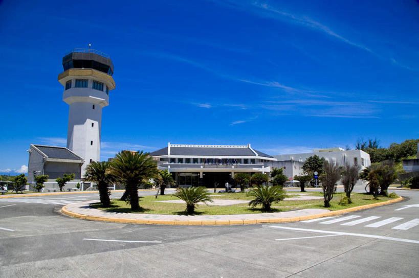 无人,家,机场,横图,室外,白天,正面,度假,草地,草坪,美景,植物,城市风光,城市,道路,飞机场,路,人行横道,公路,台湾,中国,亚洲,阴影,光线,影子,房屋,屋子,景观,云,云朵,人行道,分界线,停车线,交通,云彩,娱乐,航空,楼房,住宅,草,树,树木,蓝色,绿色,白云,蓝天,天空,阳光,自然,停机坪,天,享受,休闲,景色,放松,生长,晴朗,成长,车行道,车行道分界线,标线,人行横道线,绿岛,东亚,车行线,台东县,绿岛机场,港澳台,中华人民共和国,台湾省,航空站,空港,晴空,斑马线,马路,彩图,房子,火烧岛,绿岛乡,台东,台