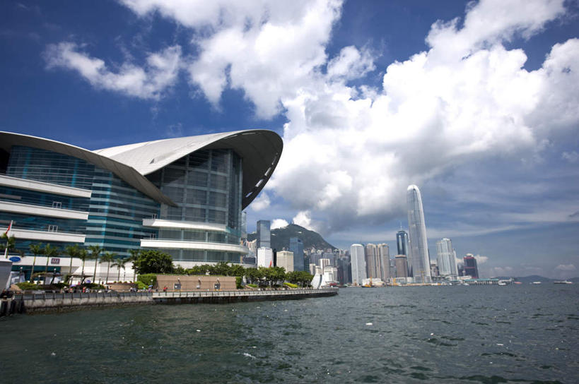 无人,高楼大厦,横图,室外,白天,正面,度假,办公楼,海浪,海洋,美景,沙滩,植物,城市风光,城市,大厦,建筑,摩天大楼,写字楼,香港,中国,亚洲,阴影,光线,沙子,影子,海岸,景观,浪花,云,云朵,沙地,云彩,娱乐,树,树木,蓝色,绿色,白云,蓝天,天空,阳光,自然,海水,楼宇,天,享受,休闲,商务楼,景色,放松,生长,晴朗,成长,港,海景,东亚,香港会议展览中心,湾仔,香港特别行政区,港澳台,中华人民共和国,湾仔区,香港会展中心,大海,风浪,海,海水的波动,海滩,近岸浪,涌浪,晴空,彩图,大楼,高层建筑,高楼,摩天楼