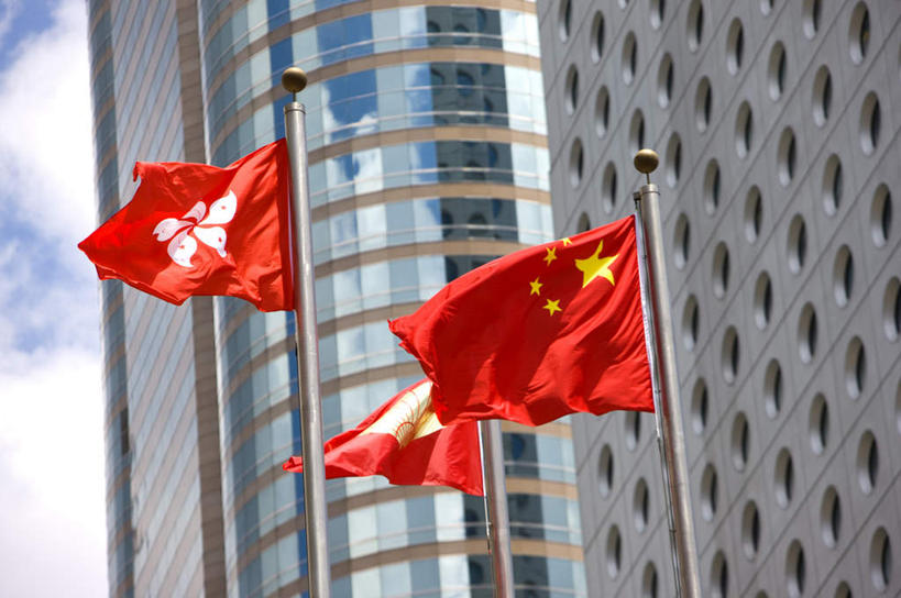 无人,高楼大厦,横图,室外,白天,仰视,度假,办公楼,美景,窗户,城市风光,城市,大厦,建筑,摩天大楼,写字楼,旗帜,国旗,香港,中国,亚洲,阴影,飘扬,光线,影子,墙,景观,云,云朵,云彩,娱乐,星条旗,玻璃窗,墙壁,墙面,中环,红色,蓝色,白云,蓝天,天空,阳光,楼宇,天,享受,休闲,商务楼,景色,放松,美国国旗,晴朗,飘逸,港,飞扬,东亚,香港岛,香港特别行政区,港澳台,中华人民共和国,三面,港岛,中西区,旗,晴空,彩图,低角度拍摄,大楼,高层建筑,高楼,摩天楼,美利坚合众国国旗,香港区旗,香港特别行政区区旗