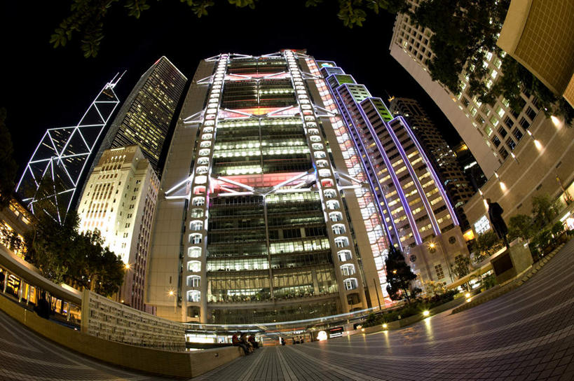 东方人,家,高楼大厦,走,横图,彩色,室外,夜晚,长时间曝光,广角镜头,鱼眼镜头,仰视,度假,美景,植物,城市风光,城市,大厦,道路,建筑,路,摩天大楼,霓虹灯,夜景,公路,雕塑,香港,中国,亚洲,行人,游客,游人,阴影,服装,朦胧,模糊,艺术,装饰,光线,雕刻,雕像,影子,房屋,屋子,景观,灯光,分界线,七彩,停车线,交通,许多人,黄种人,娱乐,光源,楼房,霓虹,路人,旅客,住宅,灯,树,树木,中环,衣服,绿色,自然,工艺品,楼宇,一群人,享受,休闲,景色,放松,服饰,生长,成长,纪念,车行道,车行道分界线,美术,港,衣着,照明设备,穿着,主题,标线,曝光,陈列,东亚,车行线,皇后像广场,香港岛,香港特别行政区,港澳台,中华人民共和国,功能,美学,氖灯,衣饰,过客,港岛,中西区,男人,男性,年轻男性,年轻女性,女人,女性,亚洲人,马路,步行,散步,走路,彩图,低角度拍摄,全身,房子,大楼,高层建筑,高楼,摩天楼