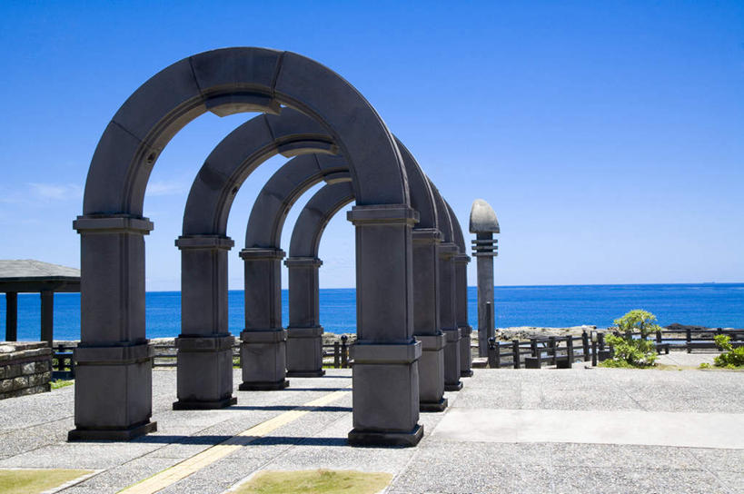 无人,横图,室外,白天,正面,旅游,度假,海浪,海洋,美景,植物,门,路灯,照明,台湾,中国,亚洲,一排,阴影,整齐,光线,影子,景观,浪花,云,云朵,拱门,灯光,云彩,娱乐,灯,树,树木,排列,蓝色,绿色,白云,蓝天,天空,阳光,自然,海水,门框,天,享受,休闲,景色,放松,生长,晴朗,成长,照亮,照明设备,队列,自然风光,绿岛,海景,东亚,台东县,港澳台,中华人民共和国,台湾省,大海,风浪,海,海水的波动,近岸浪,涌浪,晴空,彩图,火烧岛,绿岛乡,台东,台