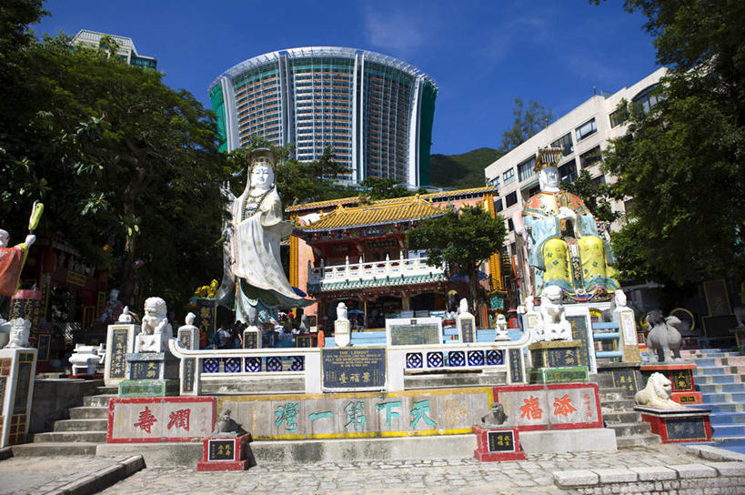 东方人,家,站,横图,室外,白天,仰视,度假,美景,植物,城市风光,城市,雕塑,香港,中国,亚洲,行人,游客,游人,阴影,服装,节日,艺术,装饰,光线,标志,雕刻,雕像,文字,影子,字符,房屋,屋子,景观,云,云朵,许多人,云彩,黄种人,文化,娱乐,标识,楼房,路人,旅客,住宅,树,树木,衣服,蓝色,绿色,白云,蓝天,天空,阳光,自然,工艺品,天,祈祷,站着,一群人,享受,休闲,健康,汉字,景色,放松,许愿,宗教,服饰,佛教,信仰,生长,晴朗,成长,纪念,祈求,美术,港,衣着,穿着,中文,主题,陈列,东亚,浅水湾,香港特别行政区,港澳台,中华人民共和国,功能,美学,国文,华文,衣饰,释教,过客,香港浅水湾,平安,男人,男性,年轻男性,年轻女性,女人,女性,亚洲人,晴空,站立,彩图,低角度拍摄,全身,房子