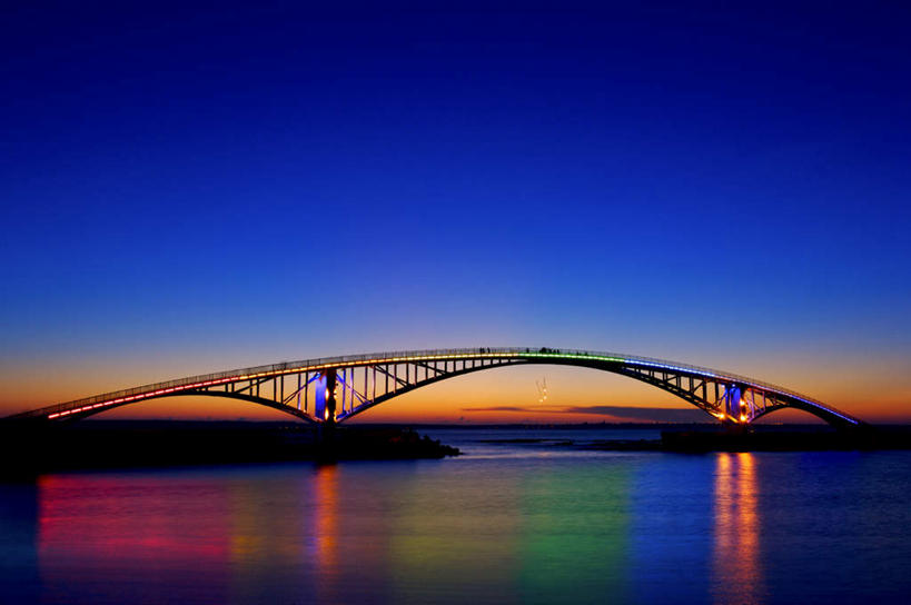 无人,横图,彩色,室外,白天,正面,旅游,度假,海浪,海洋,标志建筑,大桥,地标,建筑,立交桥,霓虹灯,桥梁,台湾,中国,亚洲,阴影,光线,影子,浪花,高架,斜拉桥,桥,灯光,七彩,娱乐,光源,建设,霓虹,灯,蓝色,倒影,蓝天,天空,海水,黄昏,天,享受,休闲,旅游胜地,放松,晴朗,倒映,照明设备,海景,东亚,万里无云,港澳台,中华人民共和国,氖灯,台湾省,反照,薄暮,大海,风浪,海,海水的波动,近岸浪,涌浪,晴空,晴空万里,彩图,傍晚,澎湖群岛,台