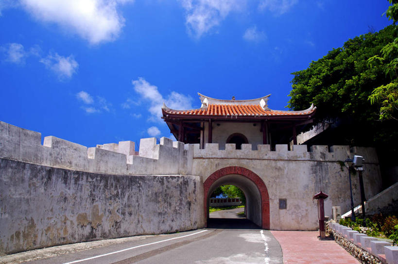 无人,横图,室外,白天,正面,旅游,度假,名胜古迹,植物,门,标志建筑,道路,地标,建筑,路,公路,台湾,中国,亚洲,阴影,遗迹,光线,瓦片,影子,墙,屋顶,云,云朵,拱门,分界线,停车线,交通,云彩,顶棚,瓦,古迹,文物,娱乐,建设,古建筑,墙壁,墙面,树,树木,蓝色,绿色,白云,蓝天,天空,阳光,自然,门框,天,享受,休闲,旅游胜地,放松,建造,生长,晴朗,成长,车行道,车行道分界线,标线,古文明,东亚,车行线,屋瓦,港澳台,中华人民共和国,台湾省,晴空,马路,彩图,澎湖群岛,台