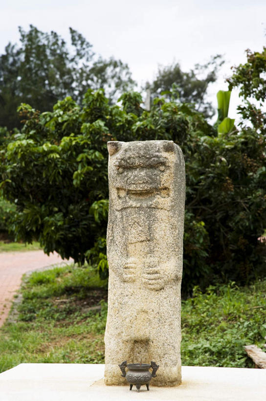 无人,竖图,室外,白天,正面,度假,草地,草坪,美景,植物,城市风光,城市,哺乳动物,野生动物,狮子,雕塑,台湾,中国,亚洲,艺术,装饰,雕刻,雕像,景观,娱乐,石雕,草,树,树木,绿色,自然,动物,工艺品,享受,休闲,景色,放松,生长,成长,纪念,美术,主题,凶猛,陈列,东亚,港澳台,中华人民共和国,功能,美学,台湾省,残暴,凶残,彩图,全身,金门,金门县,风狮,风狮爷,石狮公,石狮爷,台