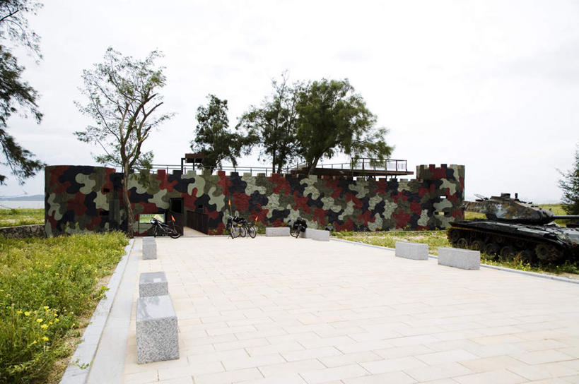 无人,横图,室外,白天,正面,旅游,度假,草地,草坪,石头,植物,雕塑,台湾,中国,亚洲,阴影,艺术,装饰,光线,雕刻,雕像,石子,影子,墙,云,云朵,云彩,娱乐,墙壁,墙面,草,树,树木,蓝色,绿色,白云,蓝天,天空,阳光,自然,工艺品,天,享受,休闲,放松,生长,晴朗,成长,纪念,美术,主题,陈列,东亚,港澳台,中华人民共和国,功能,美学,台湾省,石块,晴空,彩图,金门,金门县,台