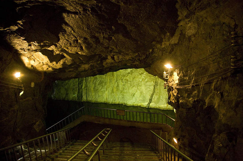 无人,栏杆,横图,室内,夜晚,正面,旅游,度假,石头,楼梯,标志建筑,地标,建筑,照明,台湾,中国,亚洲,阴影,光线,隧道,壁灯,扶手,石子,影子,阶梯,墙,灯光,娱乐,建设,护栏,墙壁,墙面,台阶,灯,灯具,享受,休闲,旅游胜地,放松,照亮,照明设备,地道,东亚,港澳台,中华人民共和国,台湾省,石块,彩图,金门,金门县,台