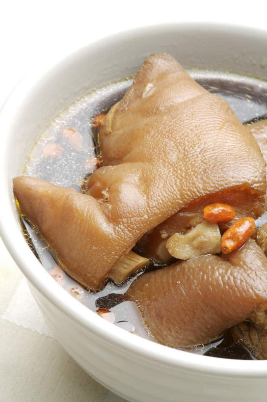 无人,竖图,俯视,室内,特写,白天,烹饪,中餐,植物,桌面,桌子,阴影,反射,木制,影子,陶瓷,肉,汤,料理,食品,果实,草药,药草,陶瓷制品,猪肉,猪手,猪蹄,猪爪,菜肴,美食,肉类,中药,食物,一个,木制品,容器,碗,中式,摄影,佳肴,影棚,单个,储藏,枸杞子,枸杞,储存,药材,中草药,肉食,豚肉,中药材,本草,苟起子,枸杞豆,枸杞果,血杞子,猪脚,彩图,高角度拍摄,影棚拍摄,拍摄,贮存