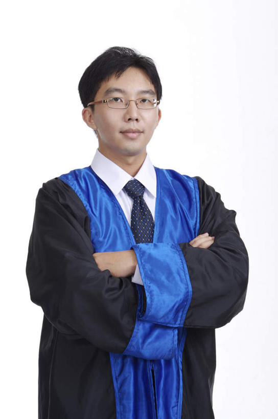 东方人,一个人,律师,站,双手交叉,竖图,室内,白天,白色背景,正面,亚洲,仅一个男性,仅一个人,眼镜,领带,注视,黄种人,仅一个年轻男性,观察,看,站着,摄影,流苏,影棚,观看,察看,双手抱胸,象征,庄重,关注,学士服,身份,近视眼镜,正式,地位,垂布,学士袍,男人,男性,年轻男性,亚洲人,法律家,法学家,站立,半身,彩图,影棚拍摄,拍摄