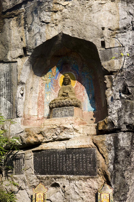 无人,寺庙,竖图,室外,白天,正面,旅游,度假,智慧,石头,名胜古迹,山,山脉,标志建筑,地标,建筑,雕塑,桂林,中国,亚洲,节日,神话,遗迹,艺术,装饰,雕刻,雕像,石子,山洞,山峰,山峦,燃烧,古迹,文化,文物,娱乐,建设,古建筑,香火,工艺品,庙宇,群山,祈祷,享受,休闲,健康,旅游胜地,放松,许愿,宗教,观音,信仰,纪念,广西,祈求,美术,主题,传说,陈列,古文明,东亚,象鼻山,菩萨,沉积岩,漓江,观音菩萨,广西壮族自治区,中华人民共和国,桂林市,桂,华南地区,功能,美学,岩穴,水成岩,沉水山,漓山,桃花江,仪山,慈悲,中国神话,观世音,观世音菩萨,观音大士,观自在菩萨,平安,石块,岩石,彩图,庙,寺