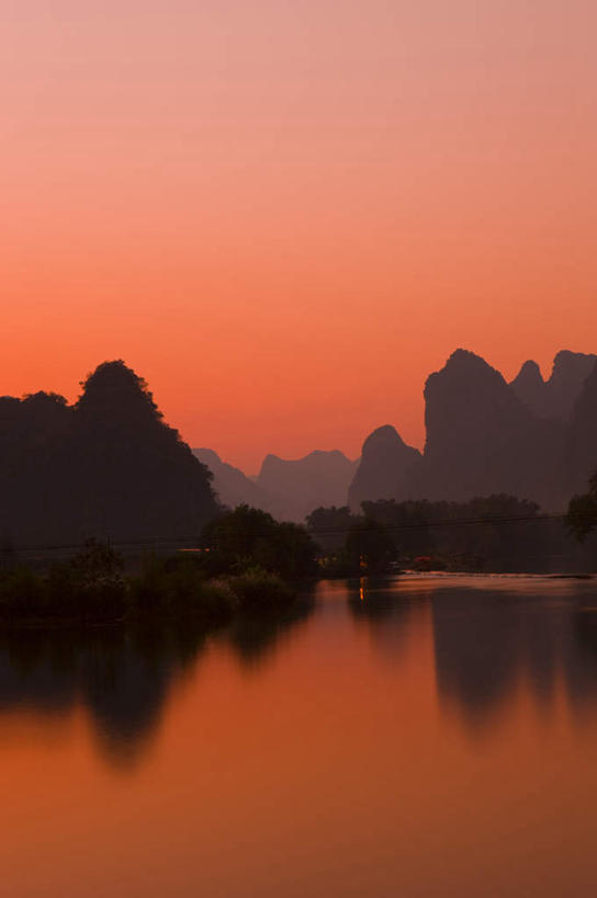 无人,竖图,室外,白天,正面,旅游,度假,河流,石头,美景,日落,山,山脉,水,植物,桂林,中国,亚洲,阴影,光线,石子,影子,河水,景观,山顶,山峰,水流,晚霞,霞光,落日,山峦,背光,娱乐,树,树木,绿色,倒影,阳光,自然,黄昏,群山,享受,休闲,景色,彩霞,放松,生长,成长,广西,倒映,自然风光,逆光,东亚,沉积岩,漓江,阳朔,广西壮族自治区,中华人民共和国,桂林市,桂,华南地区,颠峰,极峰,夕照,反照,水成岩,阳朔县,石块,岩石,夕阳,彩图,遇龙河,斜阳
