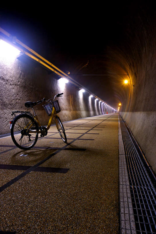 无人,竖图,室外,夜晚,正面,度假,石头,美景,城市风光,城市,道路,路,路灯,自行车,照明,台湾,中国,亚洲,阴影,光线,隧道,石子,影子,墙,景观,小路,灯光,交通,娱乐,墙壁,墙面,车,脚踏车,灯,交通工具,享受,休闲,景色,放松,照亮,照明设备,地道,载具,东亚,台北县,港澳台,中华人民共和国,台湾省,新北,新北市,石块,彩图,贡寮区,贡寮乡,台