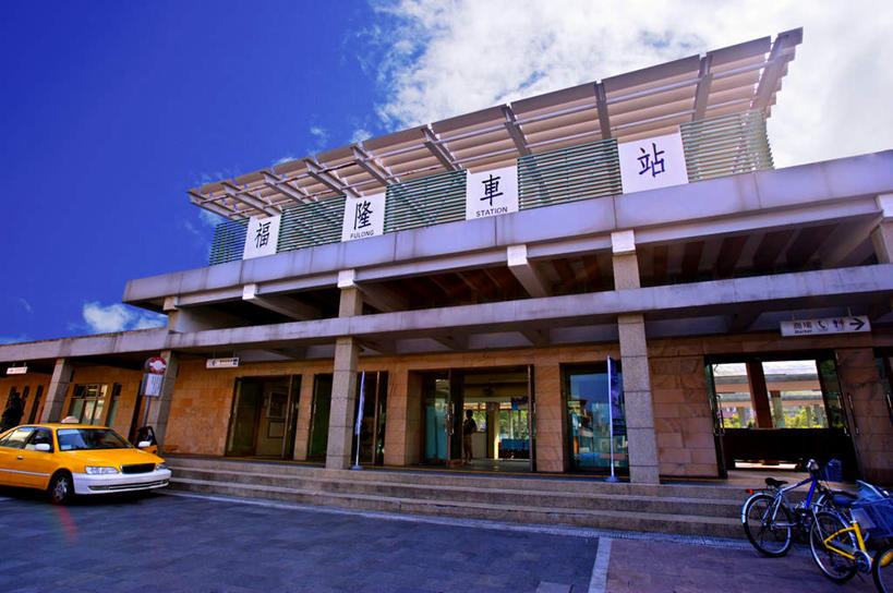 无人,横图,室外,白天,仰视,度假,石头,美景,楼梯,城市风光,城市,出租车,自行车,车站,汽车,雕塑,台湾,中国,亚洲,阴影,艺术,装饰,光线,标志,雕刻,石子,文字,影子,字符,阶梯,景观,云,云朵,站台,云彩,文化,娱乐,标识,月台,台阶,车,脚踏车,蓝色,白云,蓝天,天空,阳光,工艺品,交通工具,轿车,天,享受,休闲,汉字,景色,放松,晴朗,纪念,美术,中文,载具,主题,的士,计程车,陈列,东亚,台北县,港澳台,中华人民共和国,功能,美学,国文,华文,台湾省,新北,新北市,石块,岩石,晴空,彩图,低角度拍摄,福隆车站,贡寮区,贡寮乡,台