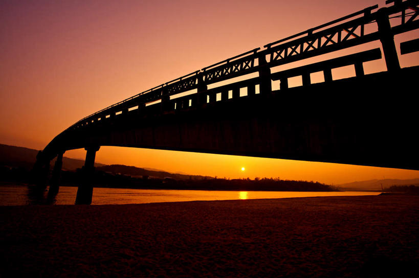 无人,横图,室外,白天,仰视,旅游,度假,海浪,海洋,石头,美景,日落,沙滩,山,山脉,标志建筑,大桥,地标,建筑,立交桥,桥梁,台湾,中国,亚洲,阴影,光线,沙子,石子,影子,海岸,景观,浪花,山顶,山峰,晚霞,霞光,落日,高架,斜拉桥,桥,沙地,山峦,背光,娱乐,建设,倒影,阳光,自然,海水,黄昏,群山,享受,休闲,旅游胜地,景色,彩霞,放松,倒映,自然风光,逆光,海景,东亚,沉积岩,台北县,港澳台,中华人民共和国,台湾省,颠峰,极峰,夕照,反照,水成岩,新北,新北市,大海,风浪,海,海水的波动,海滩,近岸浪,石块,岩石,涌浪,夕阳,彩图,低角度拍摄,福隆海水浴场,贡寮区,贡寮乡,斜阳,台