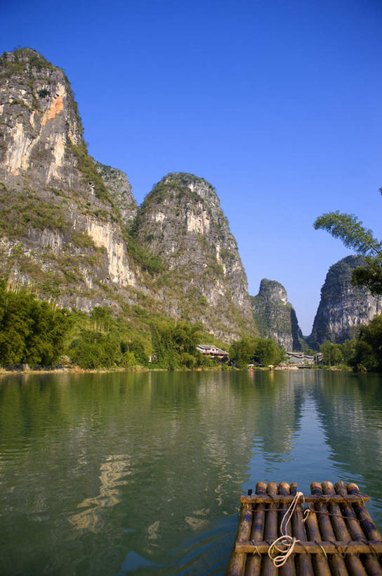 无人,竖图,室外,白天,正面,旅游,度假,河流,石头,美景,山,山脉,树林,水,植物,桂林,中国,亚洲,一排,阴影,竹制,整齐,编织,光线,石子,影子,竹排,河水,景观,山顶,山峰,水流,运输工具,山峦,娱乐,竹筏,树,树木,排列,蓝色,绿色,倒影,蓝天,天空,阳光,自然,交通工具,群山,天,享受,休闲,景色,放松,生长,晴朗,成长,广西,竹条,倒映,竹制品,队列,自然风光,载具,东亚,沉积岩,漓江,阳朔,万里无云,广西壮族自治区,中华人民共和国,桂林市,桂,华南地区,颠峰,极峰,反照,水上交通工具,水成岩,阳朔县,石块,岩石,晴空,晴空万里,彩图,遇龙河