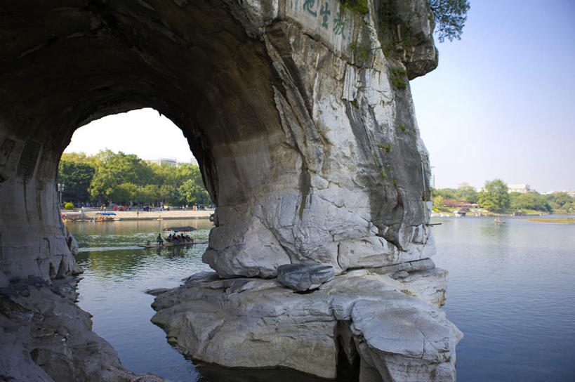 无人,横图,室外,白天,正面,旅游,度假,河流,石头,美景,山,山脉,树林,水,植物,桂林,中国,亚洲,阴影,光线,石子,影子,河水,景观,山峰,水流,拱门,山峦,娱乐,树,树木,蓝色,绿色,倒影,蓝天,天空,阳光,自然,群山,天,享受,休闲,景色,放松,生长,晴朗,成长,广西,倒映,自然风光,东亚,象鼻山,沉积岩,漓江,万里无云,广西壮族自治区,中华人民共和国,桂林市,桂,华南地区,反照,水成岩,沉水山,漓山,桃花江,仪山,石块,岩石,晴空,晴空万里,彩图