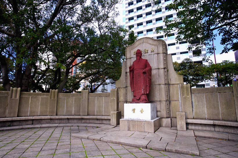 东方人,无人,高楼大厦,站,横图,室外,白天,仰视,民族服装,度假,办公楼,石头,美景,植物,城市风光,城市,大厦,建筑,摩天大楼,写字楼,雕塑,台湾,中国,亚洲,服装,艺术,装饰,雕刻,雕像,石子,墙,景观,注视,黄种人,娱乐,墙壁,墙面,树,树木,衣服,绿色,自然,工艺品,楼宇,观察,看,站着,享受,休闲,商务楼,景色,放松,服饰,生长,成长,观看,纪念,美术,察看,衣着,穿着,关注,主题,陈列,东亚,儒家,台北,孔子,港澳台,中华人民共和国,省会,功能,美学,台北市,台湾省,教育家,思想家,政治家,衣饰,孔丘,孔圣人,孔仲尼,仲尼,社会活动家,文学家,万世师表,至圣,至圣先师,中正区,亚洲人,石块,站立,彩图,低角度拍摄,全身,传统服装,民俗服,大楼,高层建筑,高楼,摩天楼,二二八和平公园,台