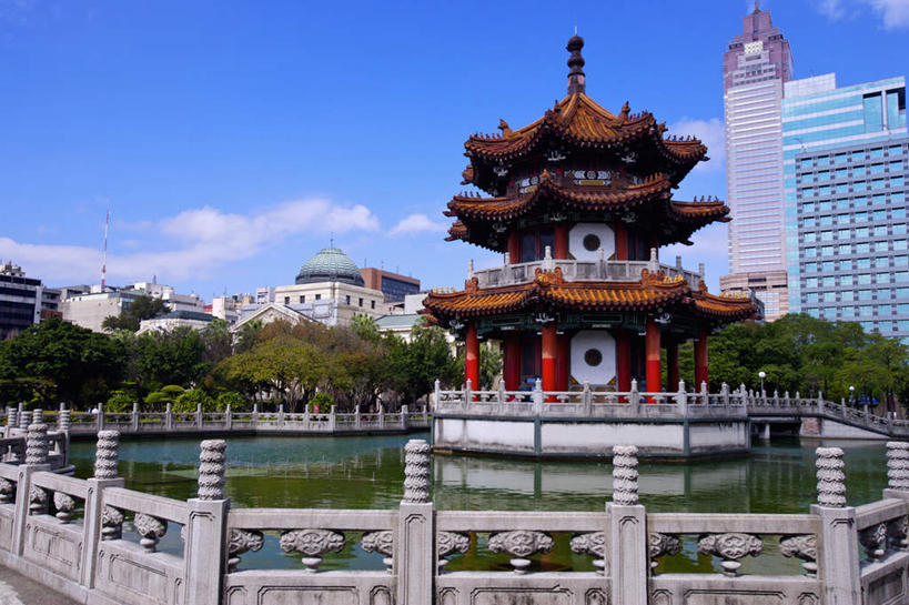 无人,高楼大厦,寺庙,栏杆,横图,室外,白天,正面,度假,办公楼,河流,美景,水,植物,城市风光,城市,大厦,建筑,摩天大楼,写字楼,台湾,中国,亚洲,阴影,光线,瓦片,影子,河水,景观,水流,云,云朵,围栏,塔,云彩,瓦,娱乐,宝塔,护栏,树,树木,蓝色,绿色,白云,倒影,蓝天,天空,阳光,自然,楼宇,庙宇,天,享受,休闲,商务楼,景色,放松,建造,生长,晴朗,成长,倒映,东亚,屋瓦,台北,港澳台,中华人民共和国,省会,台北市,台湾省,浮图,浮屠,反照,中正区,晴空,彩图,大楼,高层建筑,高楼,庙,摩天楼,寺,二二八和平公园,台