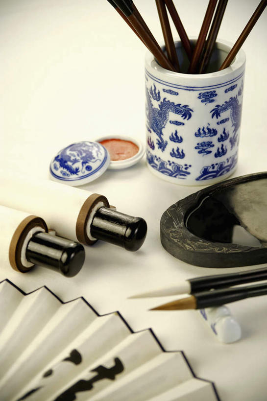 无人,竖图,俯视,室内,特写,白天,白色背景,桌面,桌子,静物,笔筒,木制,笔,毛笔,扇子,砚台,折扇,纸扇,陶瓷,陶瓷制品,清凉,砚,凉爽,文化,木制品,容器,器皿,摄影,影棚,储藏,印章,笔架,储存,文房四宝,签署,印泥,撒扇,鉴定,插笔器具,文房用具,彩图,高角度拍摄,影棚拍摄,拍摄,笔搁,笔格,贮存,传统文化