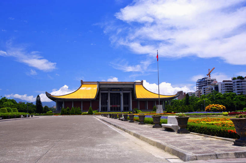 无人,高楼大厦,横图,室外,白天,正面,旅游,度假,办公楼,花海,花圃,植物,标志建筑,大厦,地标,建筑,摩天大楼,写字楼,旗帜,叶子,台湾,中国,亚洲,阴影,环保,盛开,光线,瓦片,影子,云,云朵,防护,花蕾,云彩,瓦,娱乐,旗子,建设,花,花瓣,花朵,花卉,鲜花,树,树木,蓝色,绿色,白云,蓝天,天空,阳光,自然,楼宇,花丛,花束,花田,天,花苞,花蕊,享受,休闲,旅游胜地,商务楼,放松,建造,生长,晴朗,成长,美好,美妙,间隔,东亚,屋瓦,台北,国父纪念馆,港澳台,中华人民共和国,省会,中山公园,美观,雅观,旌旗,旗号,台北市,台湾省,信义区,绿篱,生篱,树篱,植篱,晴空,彩图,大楼,高层建筑,高楼,摩天楼,台北国父纪念馆,台