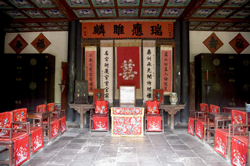 无人,横图,室内,白天,正面,旅游,度假,名胜古迹,标志建筑,地标,建筑,椅子,刺绣,雕塑,中国,对联,亚洲,一排,花纹,遗迹,艺术,整齐,装饰,并列,并排,标志,布,雕刻,牌匾,图案,文字,字符,手工艺品,木椅,布纹,古迹,文化,文物,娱乐,标识,建设,古建筑,山东,排列,工艺品,享受,休闲,汉字,旅游胜地,放松,纪念,春联,布匹,美术,高雅,队列,中国文化,中文,主题,平行,陈列,古文明,东亚,曲阜,曲阜市,山东省,孔府,中华人民共和国,华东地区,功能,美学,自信心,品位,国文,华文,鲁,彩图,对子,女红,楹联,针绣,针黹,黹