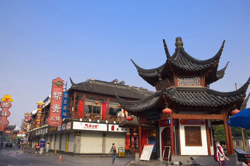 无人,家,横图,彩色,室外,白天,仰视,旅游,度假,名胜古迹,标志建筑,地标,建筑,霓虹灯,南京,中国,亚洲,阴影,遗迹,光线,灯笼,影子,纸灯笼,房屋,屋子,灯光,七彩,古迹,文物,娱乐,光源,建设,古建筑,江苏,楼房,霓虹,住宅,灯,蓝色,蓝天,天空,阳光,天,享受,休闲,旅游胜地,瓦房,放松,晴朗,夫子庙,照明设备,古文明,东亚,江苏省,南京市,万里无云,中华人民共和国,华东地区,苏,省会,氖灯,南京夫子庙,石头城,晴空,晴空万里,彩图,低角度拍摄,房子