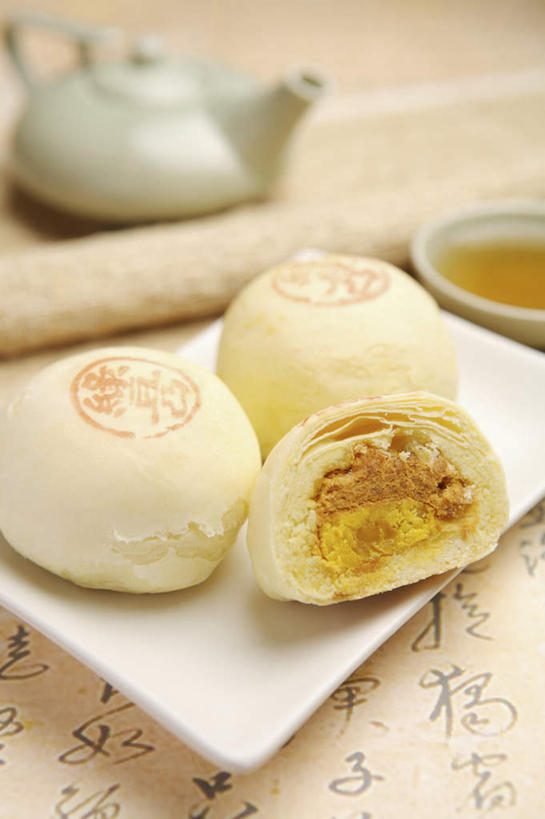 点心,月饼,无人,竖图,俯视,室内,特写,白天,餐具,阴影,朦胧,模糊,艺术,反射,标志,碟子,壶,盘,书法,文字,影子,纸,字符,料理,食品,面点,文化,标识,美食,水壶,食物,糕点,盘子,茶壶,容器,碟,中式,汉字,中文,毛笔字,宣纸,国文,华文,宫饼,胡饼,团圆饼,小饼,月团,纸寿千年,纸中之王,泾县纸,彩图,高角度拍摄,中国书法,凤梨酥,旺来