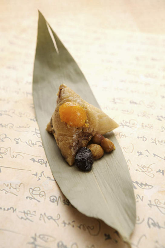 无人,竖图,俯视,室内,特写,白天,叶子,端午节,阴影,节日,庆祝,艺术,反射,书法,影子,纸,粽叶,蛋黄,绿叶,粽子,文化,庆典,嫩叶,纪念,毛笔字,宣纸,箬叶,芦苇叶,角黍,筒粽,纸寿千年,纸中之王,泾县纸,叶,叶片,彩图,高角度拍摄,中国书法,蛋黄肉粽