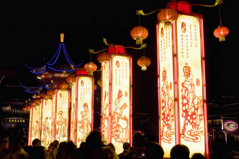 东方人,走,横图,室外,夜晚,仰视,度假,美景,城市风光,城市,照明,南京,中国,亚洲,一排,行人,游客,游人,吊挂,悬挂,阴影,服装,整齐,光线,灯笼,影子,纸灯笼,景观,灯光,许多人,挂,注视,休闲装,黄种人,娱乐,江苏,路人,旅客,排列,衣服,灯具,观察,看,一群人,享受,休闲,休闲服,景色,放松,服饰,观看,夫子庙,照亮,察看,照明设备,队列,关注,东亚,江苏省,南京市,中华人民共和国,华东地区,苏,省会,过客,南京夫子庙,男人,男性,年轻男性,年轻女性,女人,女性,亚洲人,石头城,步行,散步,走路,半身,彩图,低角度拍摄