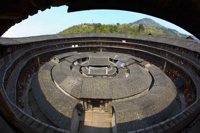 无人,家,横图,俯视,室外,白天,旅游,度假,名胜古迹,树林,植物,标志建筑,地标,建筑,中国,亚洲,遗迹,房屋,屋子,建筑群,古迹,文物,娱乐,建设,古建筑,楼房,住宅,树,树木,绿色,自然,享受,休闲,旅游胜地,放松,生长,成长,福建,古文明,东亚,土楼,福建省,永定县,中华人民共和国,华东地区,闽,龙岩,龙岩市,彩图,高角度拍摄,房子,福建土楼,客家土楼,客家土围楼,圆形围屋