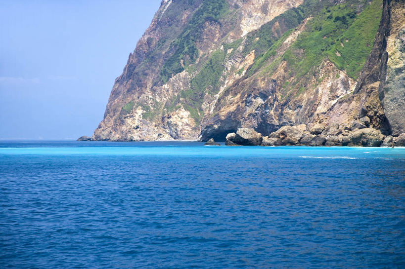 无人,横图,室外,白天,正面,旅游,度假,海浪,海洋,美景,山,山脉,树林,植物,台湾,中国,亚洲,阴影,光线,影子,景观,浪花,山峰,山峦,娱乐,树,树木,蓝色,绿色,蓝天,天空,阳光,自然,海水,群山,天,享受,休闲,景色,放松,生长,晴朗,成长,自然风光,海景,东亚,龟山岛,万里无云,火山岛,港澳台,中华人民共和国,台湾省,大海,风浪,海,海水的波动,近岸浪,涌浪,晴空,晴空万里,彩图,宜兰县,台