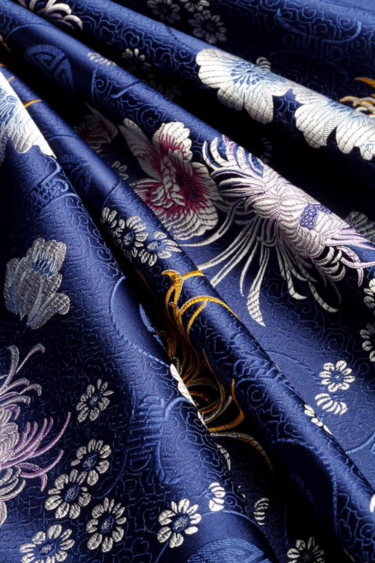 无人,竖图,室内,特写,白天,正面,静物,花纹,装饰,褶皱,布,布料,图案,布纹,蓝色,华丽,修饰,布匹,点缀,衬托,美观,雅致,雅观,织锦,彩图,锦缎,染织,丝织物,织锦缎