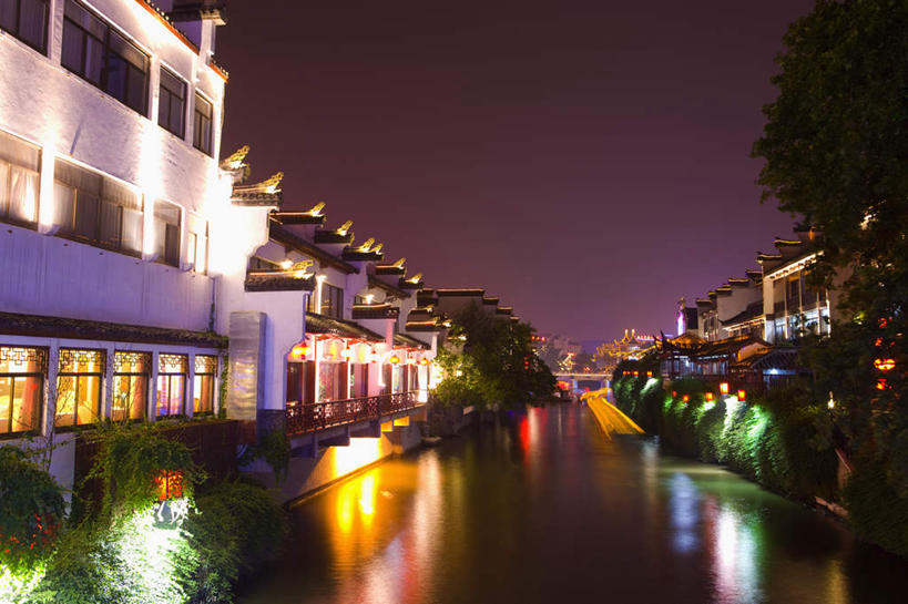 无人,寺庙,横图,室外,正面,旅游,度假,河流,名胜古迹,水,植物,标志建筑,地标,建筑,路灯,照明,南京,中国,亚洲,阴影,节日,遗迹,光线,影子,河水,水流,建筑群,灯光,古迹,文化,文物,娱乐,建设,古建筑,江苏,灯,树,树木,绿色,自然,庙宇,祈祷,享受,休闲,健康,旅游胜地,放松,许愿,宗教,佛教,信仰,生长,成长,纪念,夫子庙,祈求,照亮,照明设备,古文明,东亚,江苏省,南京市,中华人民共和国,华东地区,苏,省会,释教,南京夫子庙,平安,石头城,彩图,庙,寺