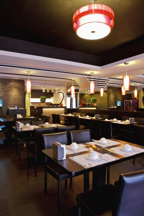 无人,餐厅,竖图,室内,白天,正面,餐桌,桌子,椅子,照明,壁灯,木椅,灯光,吊灯,灯,餐巾,灯具,餐台,照亮,照明设备,保洁方巾,口布,彩图,餐馆,饭店,饭馆