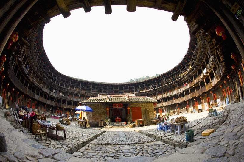 无人,家,横图,室外,白天,仰视,旅游,度假,名胜古迹,标志建筑,地标,建筑,椅子,中国,亚洲,阴影,遗迹,光线,影子,房屋,木椅,屋子,古迹,文物,娱乐,建设,古建筑,楼房,住宅,蓝色,蓝天,天空,阳光,天,享受,休闲,旅游胜地,放松,晴朗,福建,古文明,东亚,土楼,福建省,南靖县,万里无云,中华人民共和国,华东地区,闽,漳州,漳州市,晴空,晴空万里,彩图,低角度拍摄,房子,福建土楼,客家土楼,客家土围楼,兰水县,圆形围屋