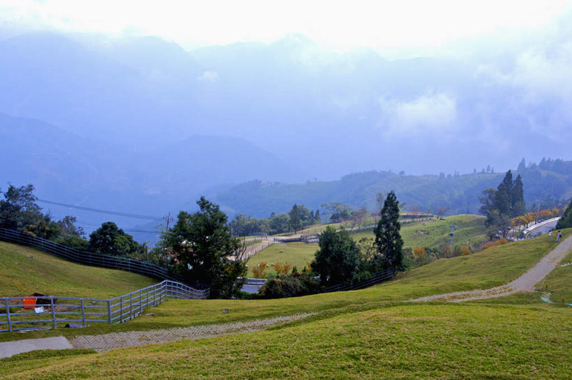 无人,栏杆,横图,室外,白天,正面,旅游,度假,草地,草坪,美景,山,山脉,植物,雾,台湾,中国,亚洲,朦胧,模糊,栅栏,景观,篱笆,山峰,围栏,山峦,娱乐,护栏,草,树,树木,绿色,自然,群山,享受,休闲,景色,放松,生长,成长,迷雾,自然风光,东亚,南投县,仁爱乡,港澳台,中华人民共和国,台湾省,南投,大雾,彩图,台