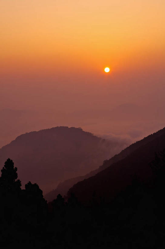 无人,竖图,室外,白天,正面,旅游,度假,日出,美景,山,山脉,太阳,台湾,中国,亚洲,阴影,光线,影子,景观,山峰,朝霞,晨曦,黎明,山峦,背光,娱乐,阳光,自然,群山,享受,休闲,景色,放松,自然风光,逆光,东亚,嘉义,阿里山,港澳台,中华人民共和国,台湾省,嘉义市,朝阳,彩图,破晓,台
