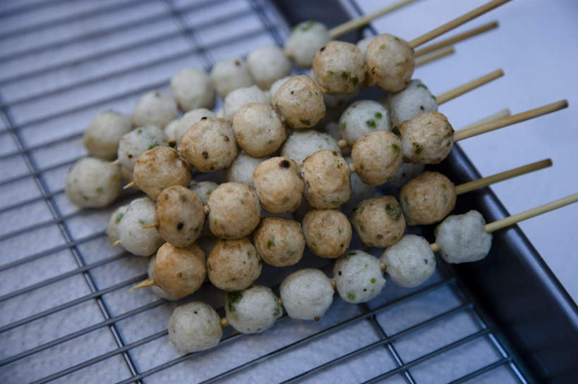 无人,横图,俯视,室外,特写,白天,烘焙,金属制品,一堆,许多,阴影,堆叠,堆积,反射,金属,影子,肉,丸子,肉类,肉丸,架子,堆,肉食,冷却,冷却架,彩图,高角度拍摄