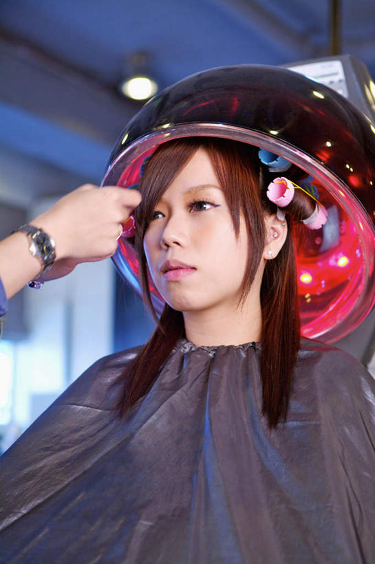 东方人,两个人,理发师,站,坐,竖图,室内,白天,正面,机器,照明,亚洲,时间,工具,时钟,手表,灯光,计时,围兜,注视,黄种人,吊灯,灯,灯具,钟表,观察,看,站着,表,观看,理发店,卷发棒,卷发器,腕表,发廊,照亮,察看,照明设备,关注,烫发器,蒸汽机,理发围布,美发工具,喷雾机,剪发围布,理发围兜,围布,塑料卷发棒,加速器,年轻女性,女人,女性,亚洲人,钟,发型师,理发员,美发师,站立,坐着,半身,彩图,焗油机