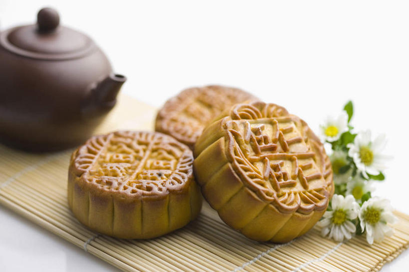 点心,月饼,无人,横图,俯视,室内,特写,白天,白色背景,快乐,幸福,中秋节,阴影,花纹,节日,庆祝,盛开,反射,壶,凉席,席子,影子,料理,食品,面点,玛格丽特,花蕾,文化,美食,水壶,雏菊,花,花瓣,花朵,鲜花,食物,糕点,茶壶,容器,花苞,花蕊,庆典,中式,菊花,活力,摄影,影棚,纪念,希望,坚强,和平,离别,延命菊,幸福花,春菊,马兰头花,暗恋,纯情,单恋,宫饼,胡饼,团圆饼,小饼,月团,天真,彩图,高角度拍摄,影棚拍摄,愉快,拍摄,八月会,八月节,拜月节,端正月,秋节,团圆节,月节,月夕