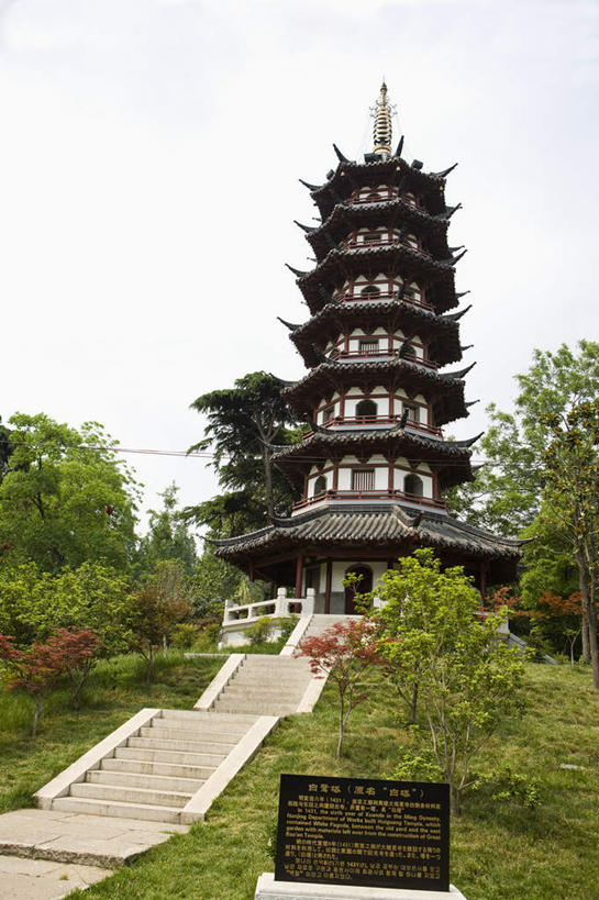 无人,寺庙,竖图,室外,白天,仰视,旅游,度假,名胜古迹,植物,楼梯,标志建筑,地标,建筑,南京,中国,亚洲,阴影,遗迹,光线,影子,阶梯,塔,古迹,文物,娱乐,建设,古建筑,江苏,宝塔,台阶,树,树木,蓝色,绿色,蓝天,天空,阳光,自然,庙宇,天,享受,休闲,旅游胜地,放松,生长,晴朗,成长,夫子庙,古文明,东亚,江苏省,南京市,万里无云,中华人民共和国,华东地区,苏,省会,浮图,浮屠,南京夫子庙,石头城,晴空,晴空万里,彩图,低角度拍摄,庙,寺