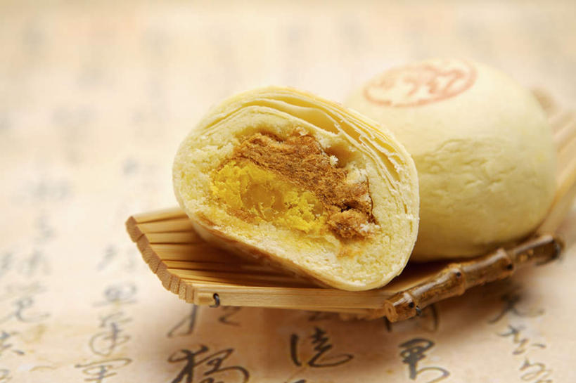 点心,月饼,无人,横图,俯视,室内,特写,白天,餐具,中秋节,切开,阴影,节日,朦胧,模糊,庆祝,艺术,反射,标志,碟子,盘,书法,文字,影子,字符,料理,食品,面点,文化,标识,美食,食物,糕点,两个,盘子,碟,切,庆典,中式,汉字,纪念,中文,毛笔字,剖面,切面,国文,华文,宫饼,胡饼,团圆饼,小饼,月团,彩图,高角度拍摄,中国书法,八月会,八月节,拜月节,端正月,秋节,团圆节,月节,月夕