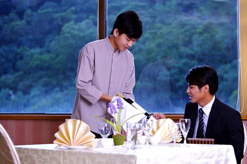 红酒,葡萄酒,东方人,两个人,服务员,餐厅,站,坐,捧,笑,微笑,露齿笑,横图,室内,白天,正面,工作服,衬衫,制服,西装,植物,餐桌,窗户,桌子,杯子,亚洲,套装,正装,布料,纺织物,高脚杯,领带,红酒杯,酒类,布纹,红酒瓶,注视,职业装,黄种人,玻璃窗,玻璃制品,酒,酒瓶,桌布,树,树木,饮料,绿色,自然,玻璃瓶,餐巾,酒杯,瓶子,毛巾,台布,观察,看,清洁,站着,红葡萄酒,生长,成长,餐台,观看,保暖,察看,葡萄酒杯,葡萄酒瓶,关注,透气,防水,工作制服,储水,耐磨,吸水,保洁方巾,口布,男人,男性,年轻男性,亚洲人,服务生,侍者,玻璃杯,端,端着,捧着,手捧,站立,坐着,半身,彩图,衬衣,工作套服,餐馆,饭店,饭馆