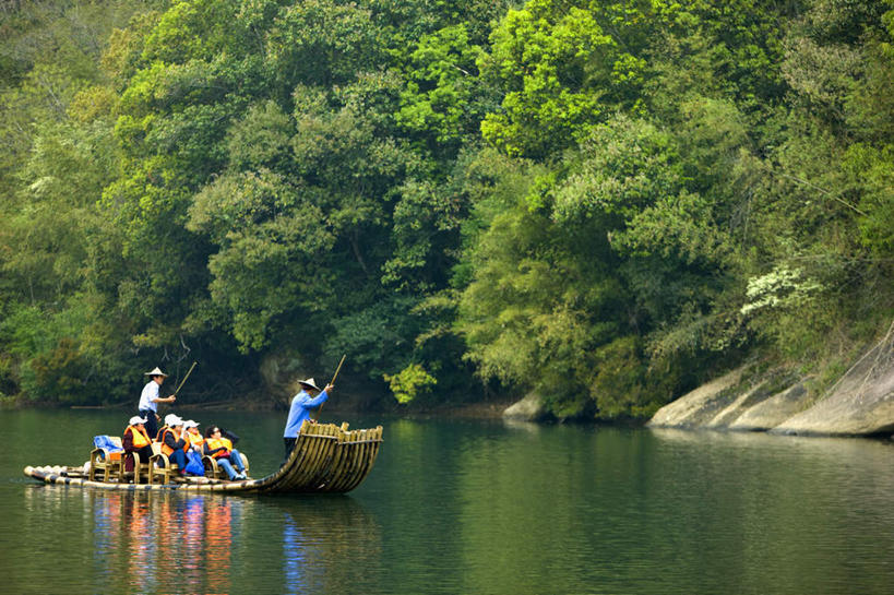 划船,东方人,站,坐,横图,室外,白天,正面,河流,山,山脉,树林,水,植物,船,武夷山,中国,亚洲,一艘,行人,游客,游人,握,服装,船桨,河水,山峰,水流,木船,山峦,许多人,拿,拿着,注视,休闲装,黄种人,路人,旅客,树,树木,衣服,绿色,自然,交通工具,群山,观察,看,站着,一群人,休闲,休闲服,握着,服饰,生长,成长,观看,察看,舟,关注,载具,福建,东亚,福建省,中华人民共和国,华东地区,闽,荡舟,过客,男人,男性,年轻男性,年轻女性,女人,女性,亚洲人,站立,坐着,彩图,全身,碧水丹山,福建第一名山,奇秀甲东南,武夷山市