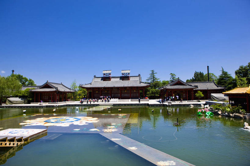 无人,家,横图,室外,白天,正面,旅游,度假,湖,湖泊,名胜古迹,树林,水,植物,标志建筑,地标,建筑,西安,中国,亚洲,阴影,遗迹,光线,影子,房屋,屋子,湖面,水流,水面,建筑群,古迹,文物,娱乐,建设,古建筑,楼房,住宅,树,树木,蓝色,绿色,蓝天,天空,阳光,自然,湖水,天,享受,休闲,旅游胜地,瓦房,放松,生长,晴朗,成长,古文明,东亚,陕西,陕西省,华清宫,华清池,西安市,临潼,骊山,万里无云,中华人民共和国,省会,西北地区,陕,晴空,晴空万里,彩图,房子,临潼区