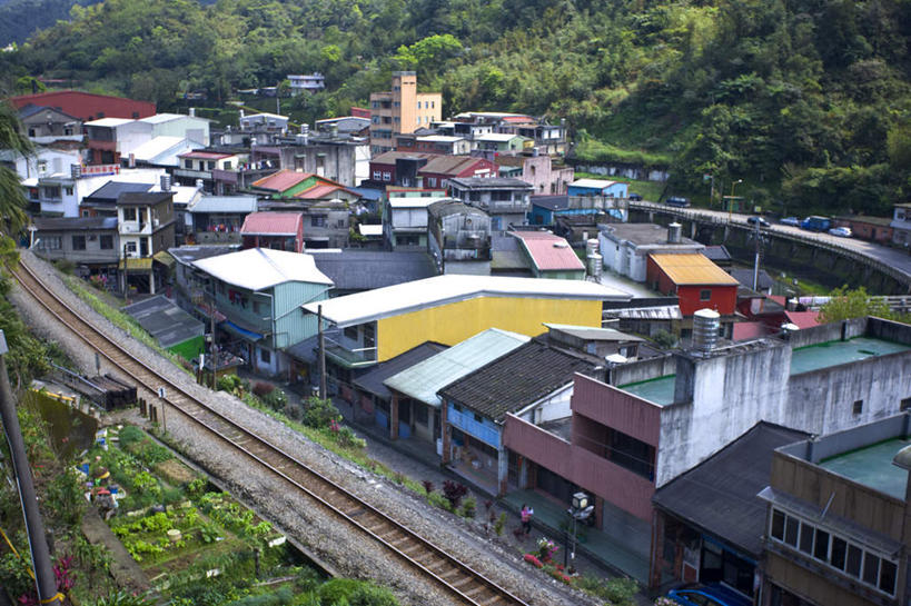 无人,家,横图,俯视,室外,白天,度假,草地,草坪,美景,山,山脉,植物,城市风光,城市,路,铁路,台湾,中国,亚洲,房屋,屋子,景观,山峰,公寓,轨道,交通,铁轨,山峦,娱乐,洋房,楼房,住宅,草,树,树木,绿色,自然,群山,享受,休闲,景色,放松,运输,生长,成长,东亚,台北县,港澳台,中华人民共和国,台湾省,新北,新北市,彩图,高角度拍摄,房子,平溪区,台