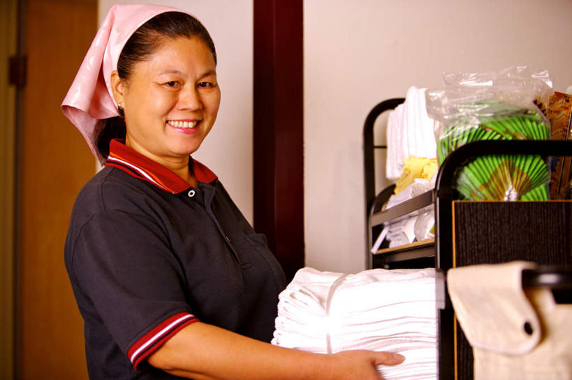 东方人,一个人,清洁工,宾馆,站,捧,笑,微笑,露齿笑,横图,室内,白天,侧面,工作服,制服,亚洲,仅一个女性,仅一个人,纺织物,头巾,推车,墙,注视,黄种人,墙壁,墙面,手推车,毛巾,观察,看,清洁,站着,仅一个中年女性,观看,保暖,察看,关注,载具,清洁员,保洁员,透气,防水,清洁人员,工作制服,餐车,储水,耐磨,吸水,女人,女性,中年女性,亚洲人,清洁工人,端,端着,捧着,手捧,站立,半身,彩图,工作套服,客店,客栈,旅店,旅馆,旅舍,汽车旅馆,茶水车,点心车,服务车,酒水车,送餐车