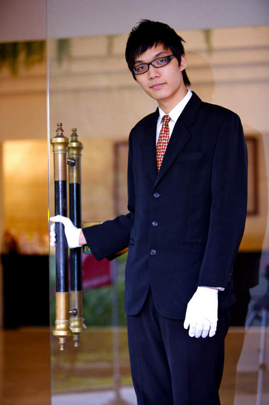 东方人,一个人,服务员,宾馆,站,竖图,室外,白天,正面,衬衫,西装,安全,门,亚洲,仅一个男性,仅一个人,握,套装,正装,眼镜,防护,领带,注视,职业装,黄种人,仅一个年轻男性,白色,手套,门框,观察,看,站着,握着,旋转门,观看,保护,察看,关注,保险,近视眼镜,保全,周全,安稳,安定,防护手套,平安,男人,男性,年轻男性,亚洲人,服务生,侍者,站立,半身,彩图,衬衣,客店,客栈,旅店,旅馆,旅舍,汽车旅馆