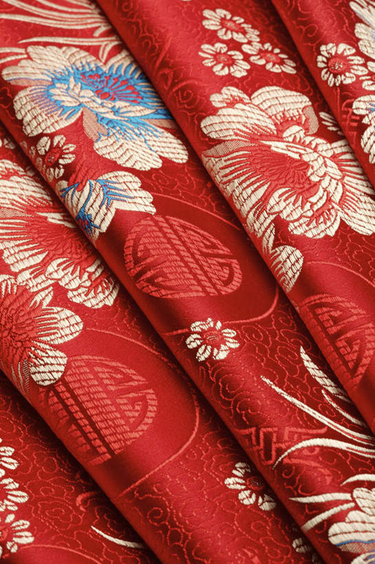 无人,竖图,俯视,室内,特写,白天,静物,一堆,许多,阴影,堆叠,堆积,花纹,盛开,反射,布,布料,图案,影子,花蕾,布纹,花,花瓣,花朵,鲜花,红色,花苞,花蕊,堆,布匹,图腾,织锦,彩图,高角度拍摄,锦缎,染织,丝织物,织锦缎