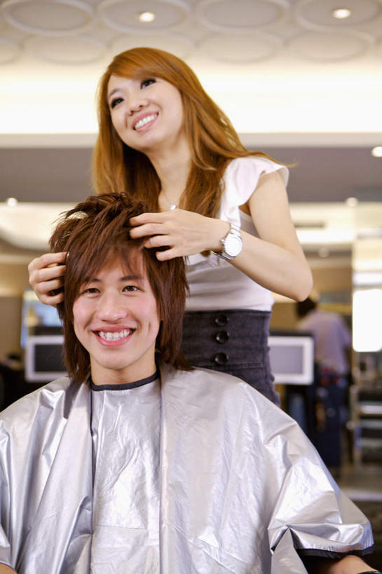 东方人,两个人,理发师,站,坐,笑,微笑,露齿笑,竖图,室内,白天,正面,照明,亚洲,握,服装,时间,时钟,手表,灯光,计时,围兜,注视,休闲装,黄种人,顶灯,灯,衣服,灯具,钟表,观察,看,站着,休闲,休闲服,表,握着,服饰,观看,理发店,腕表,照亮,察看,照明设备,关注,理发围布,剪发围布,理发围兜,围布,男人,男性,年轻男性,年轻女性,女人,女性,亚洲人,钟,发型师,理发员,美发师,站立,坐着,半身,彩图